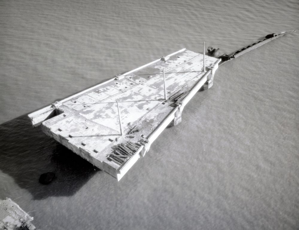 Vue aérienne, décembre 1964 : môle d'escale détruit.