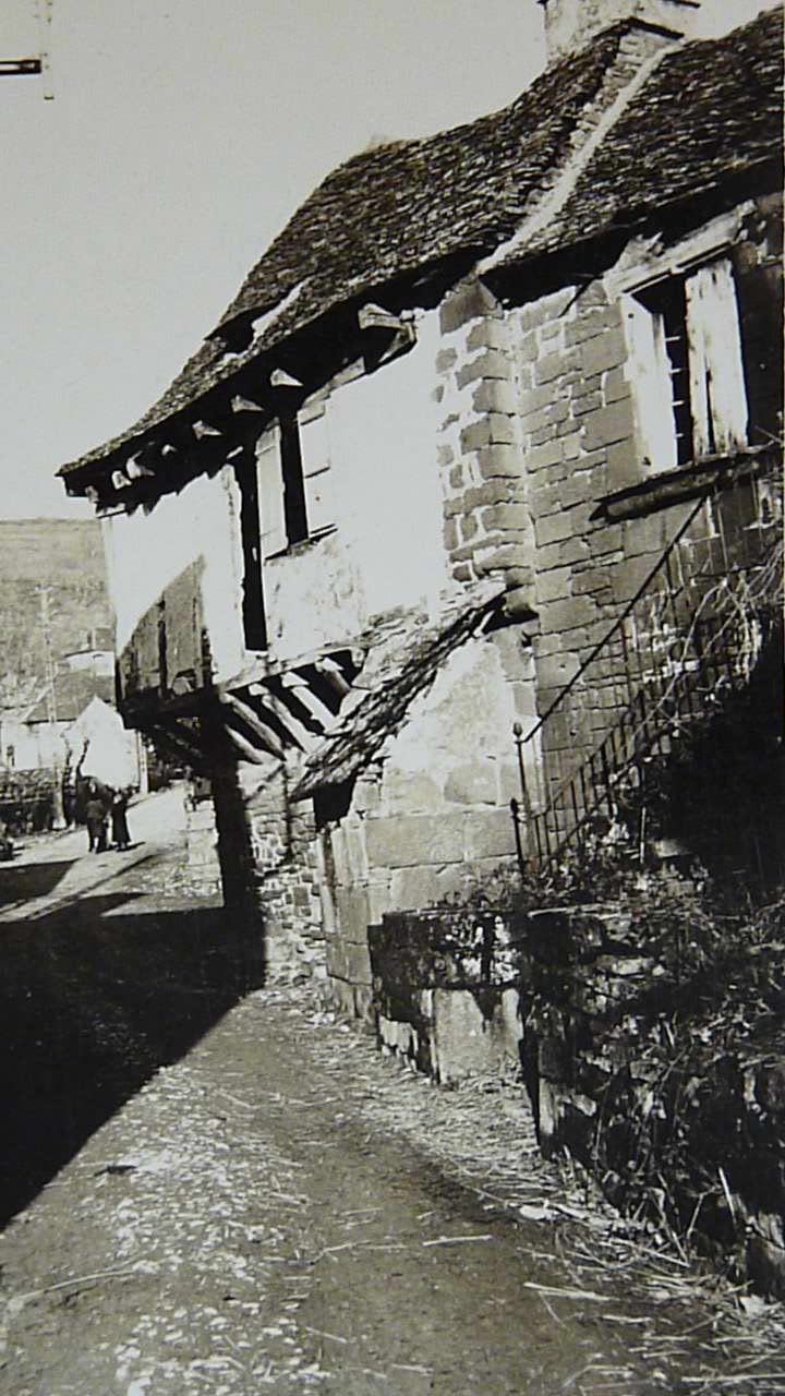 Elévation ouest. Vue de l'encorbellement et d'une ancienne maison mitoyenne. Photographie réalisée en 1949.