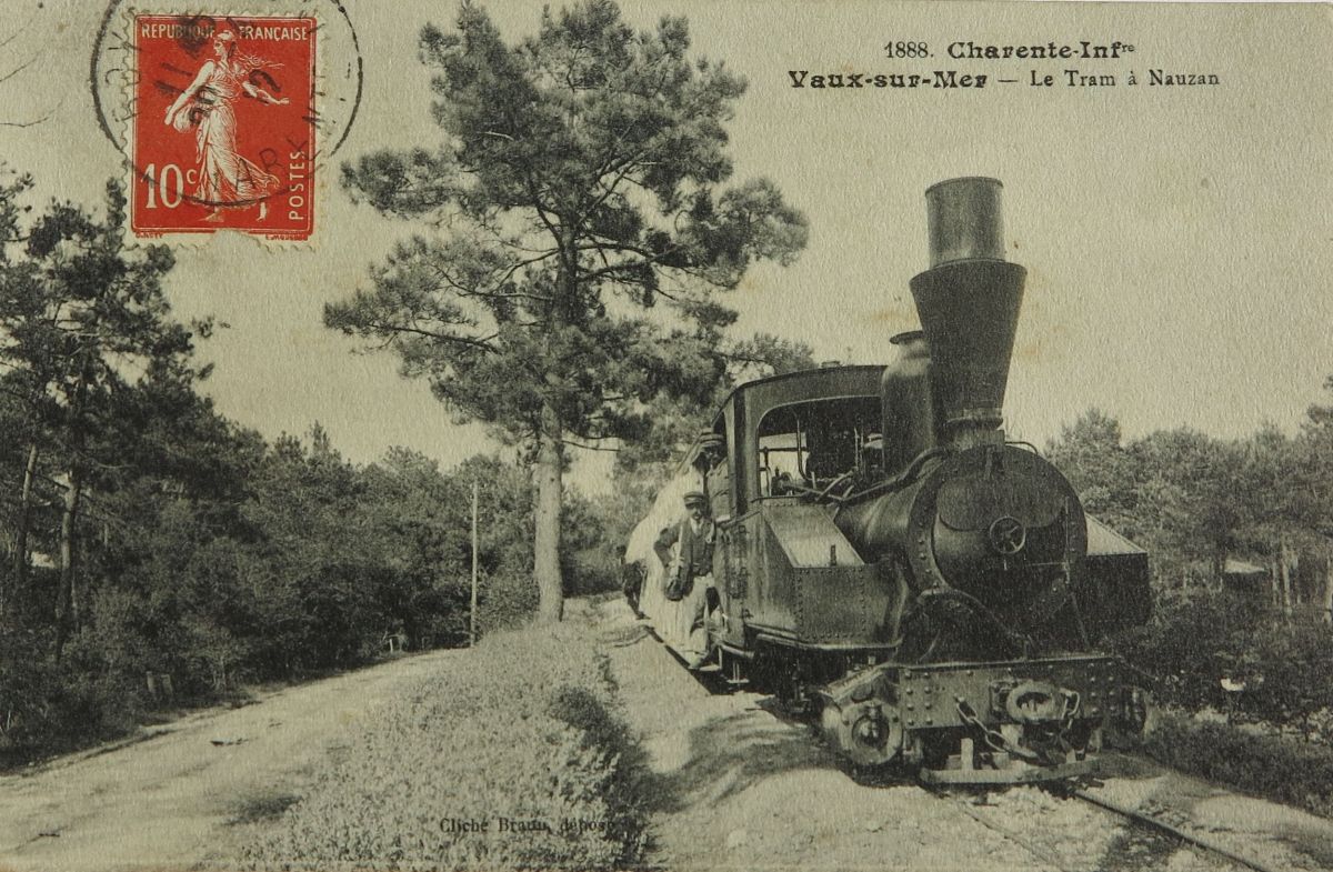 Le tramway à la plage de Nauzan vers 1910.