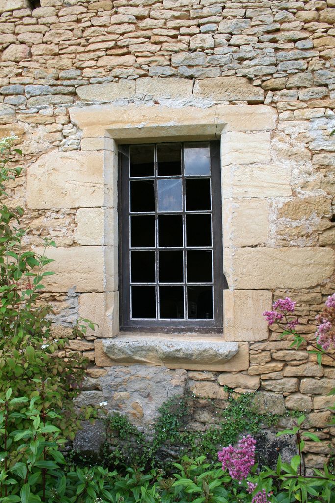 Fenêtre à chanfrein droit ouvrant le mur gouttereau oriental du bâtiment dit 