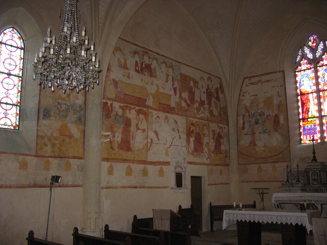 Vue de la partie gauche du choeur et les peintures murales du 15e siècle.