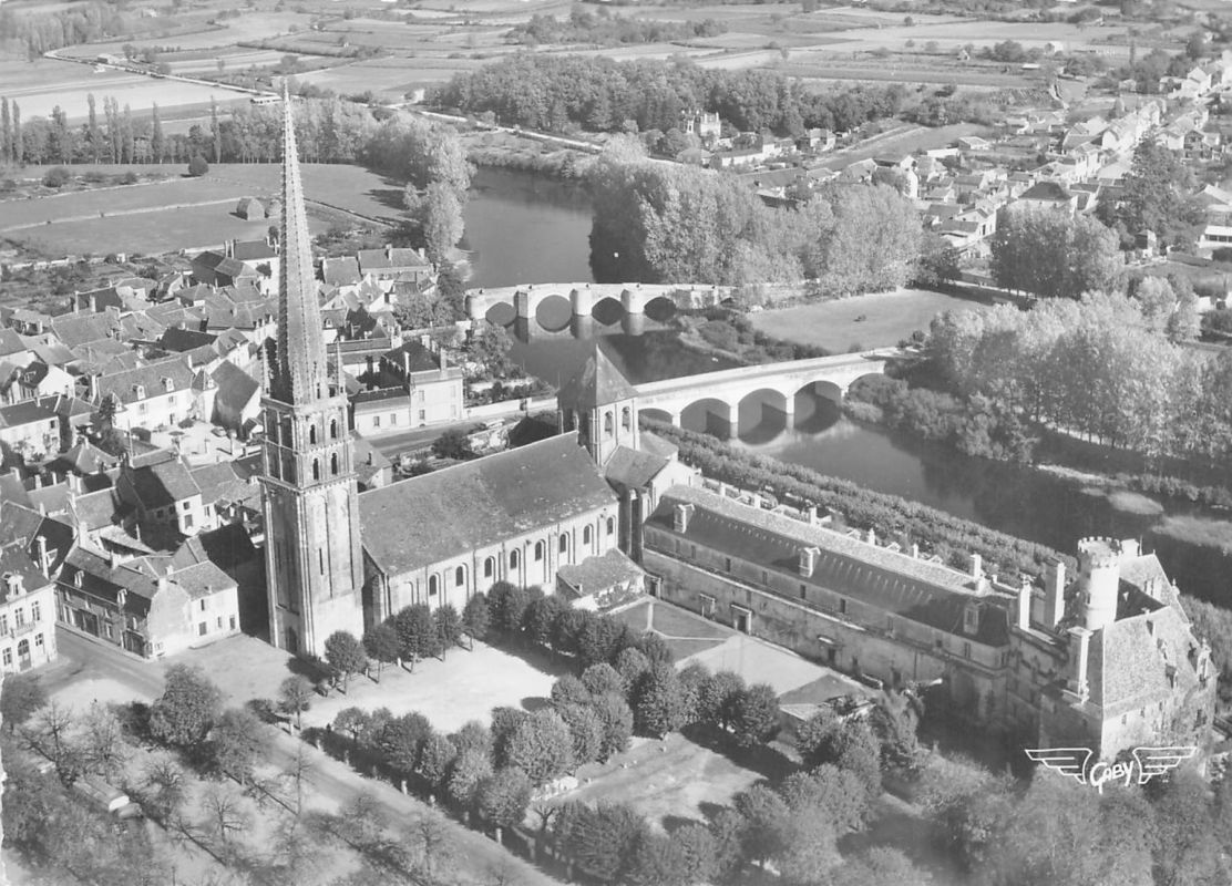 L'abbaye et la place d'Armes, aujourd'hui place de la Libération, carte postale ancienne.