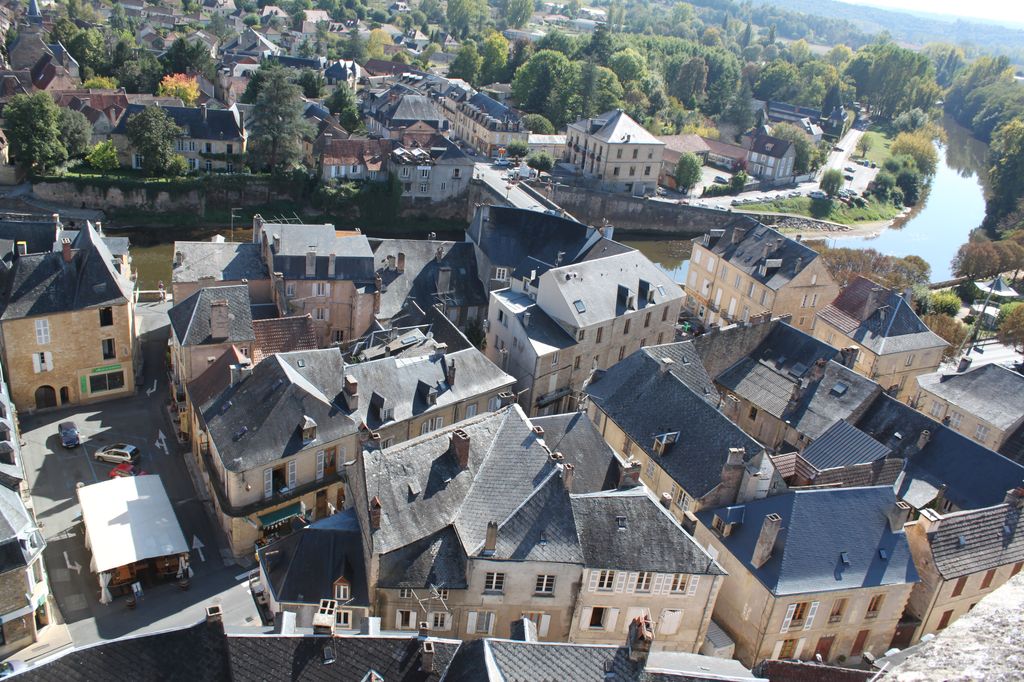 Le centre ancien de la ville vu depuis le sommet de la tour carrée du château de Montignac.