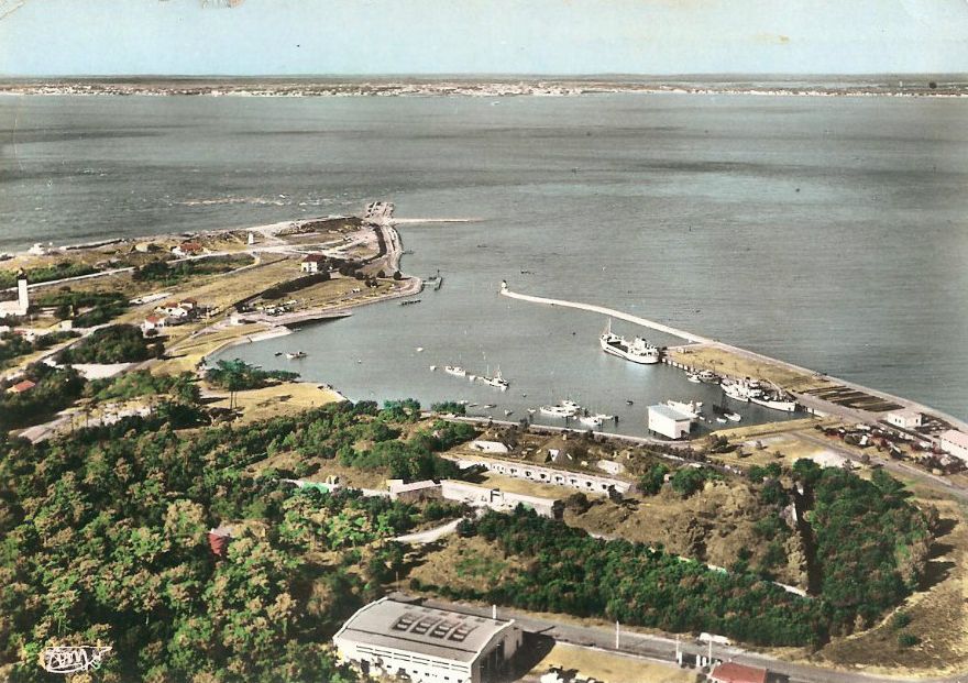 Carte postale : la pointe de Grave, vue aérienne, 2e moitié 20e siècle.