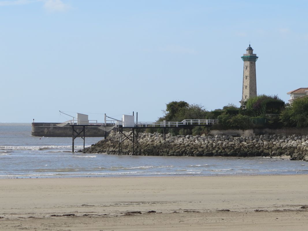 Le phare et la pointe de Vallières vus depuis la conche de Saint-Georges, à l'est.