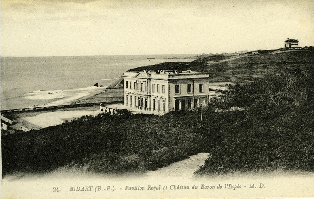 La demeure et sa terrasse depuis le sud, carte postale, 1er quart du 20e siècle.