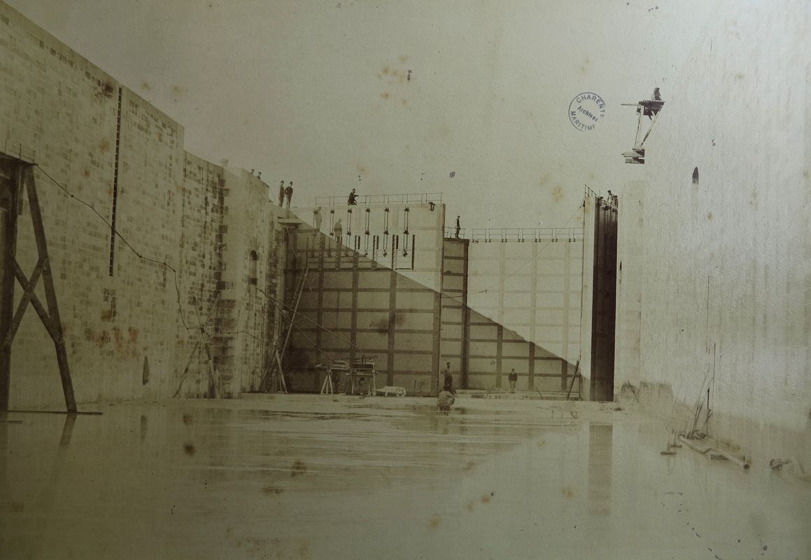 Construction du bassin : porte d'amont, le 20 octobre 1889.