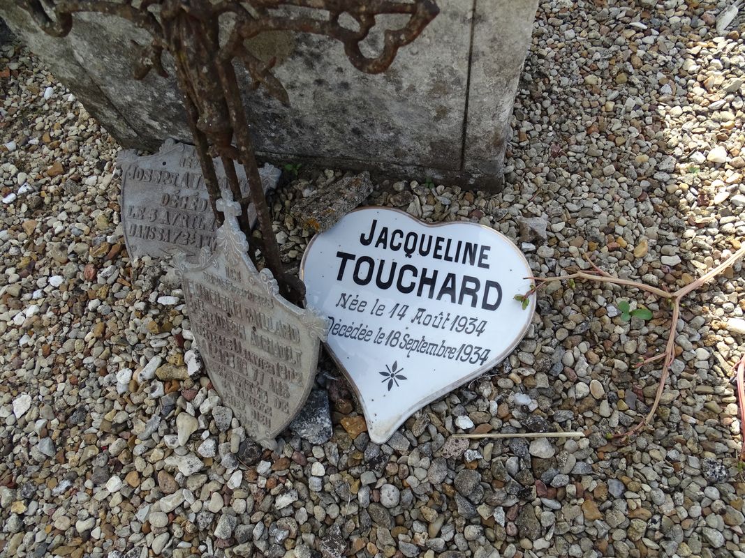 Plaque en porcelaine en forme de coeur de Jacqueline Touchard (1934).