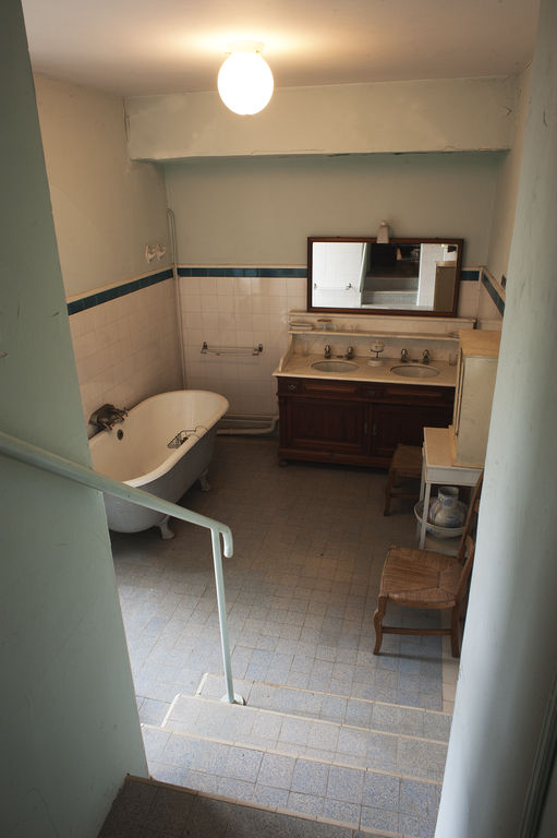 Premier étage : chambre de Jeanne et François Mauriac, salle de bains.