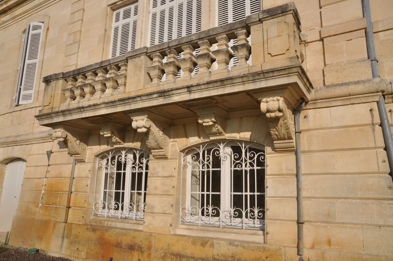 Aile nord, façade sud : détail du balcon.