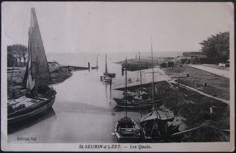 Le port sur une carte postale vers 1930 : l'estuaire arrive jusqu'au musoir, à droite, où sèchent les filets de pêche, et à la digue, à gauche.