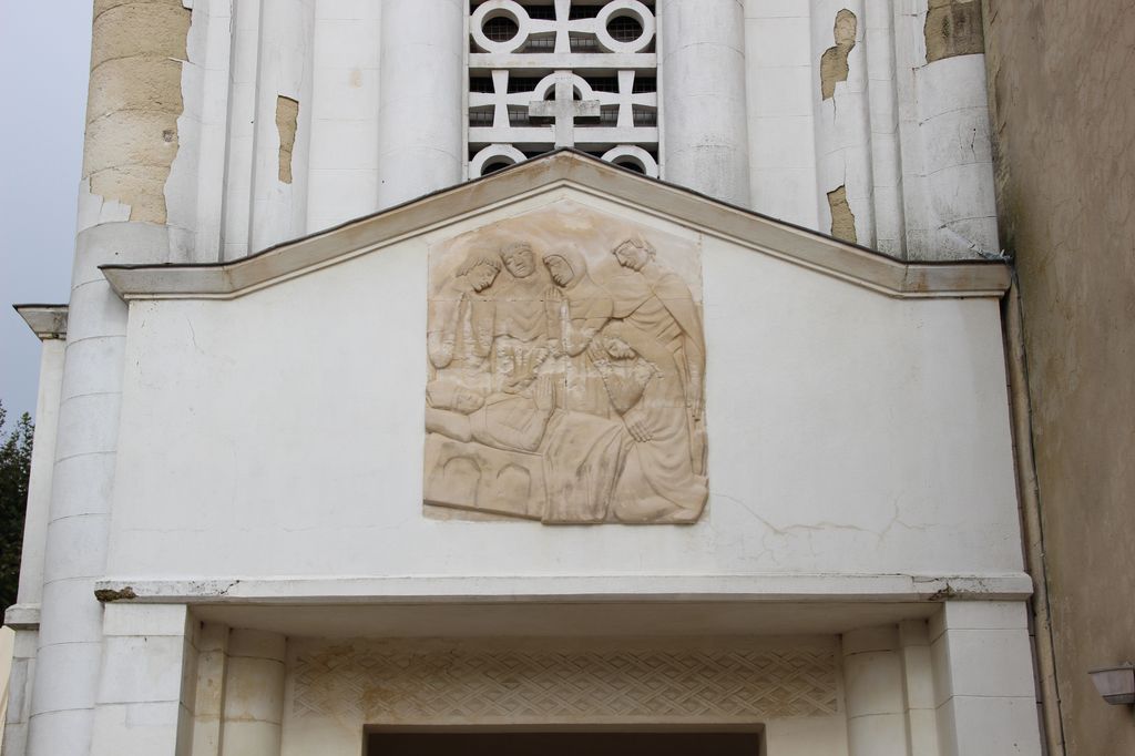 Façade latérale sud du clocher : bas-relief représentant la mort de l'évêque saint Vivien.