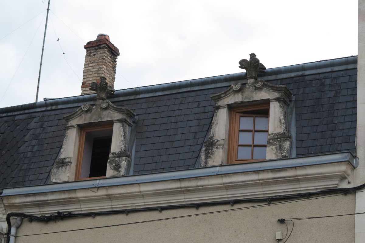 N° 46 place de la Libération, lucarnes à acrotère.