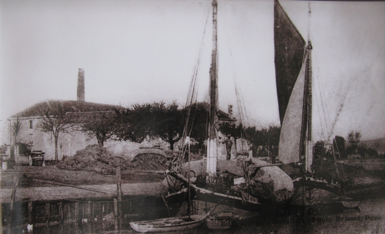 Gabare dans le Port-Maubert, devant l'ancienne minoterie, vers 1930.