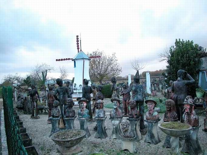 Statues et bustes situés dans la partie avant du jardin, photographiés en 2002.