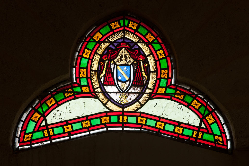 Chapelle : vitrail du tympan du portail, avec les armoiries du cardinal Donnet.