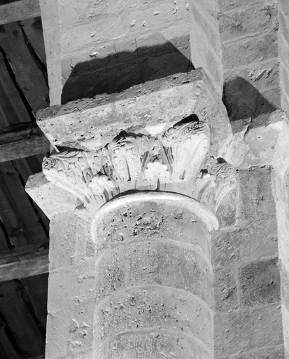 Croisée du transept, pile nord-ouest, face sud : chapiteau à feuilles grasses.