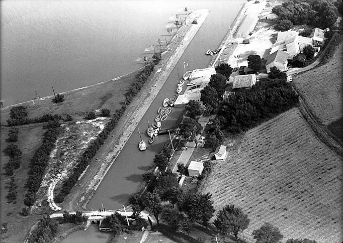 Le port, vue aérienne depuis le nord-ouest vers 1970.