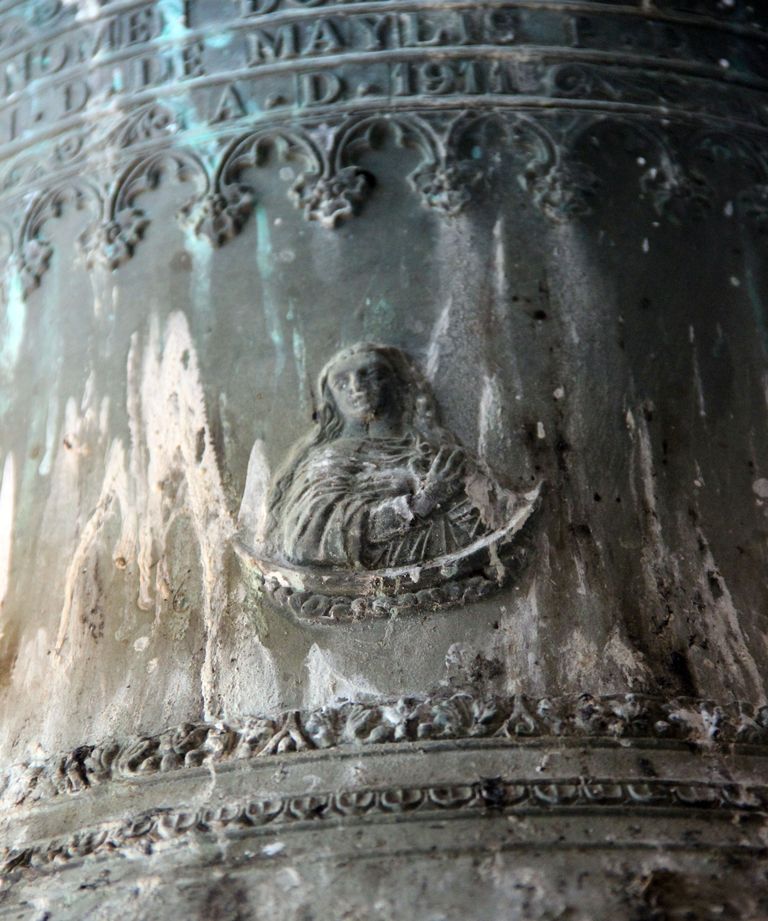 Détail du vase : buste de l'Immaculée Conception.