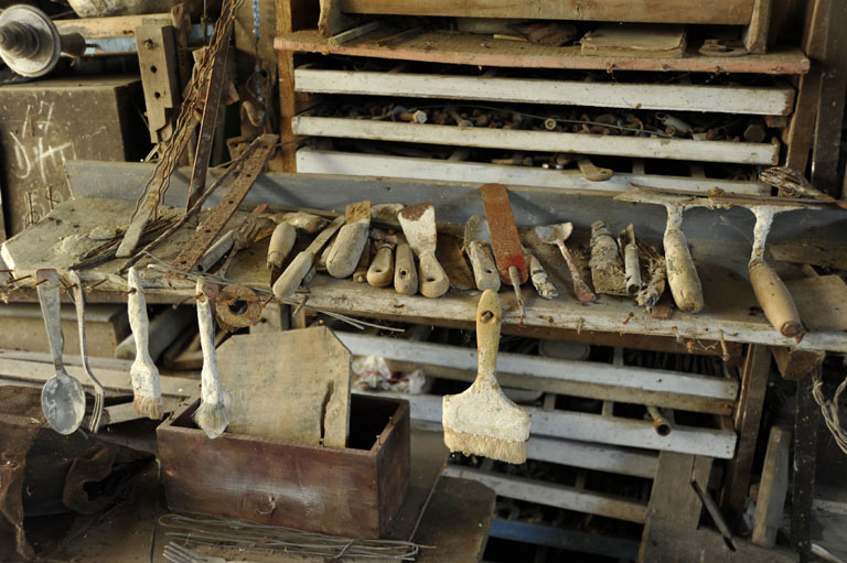 Outils conservés dans l'atelier.