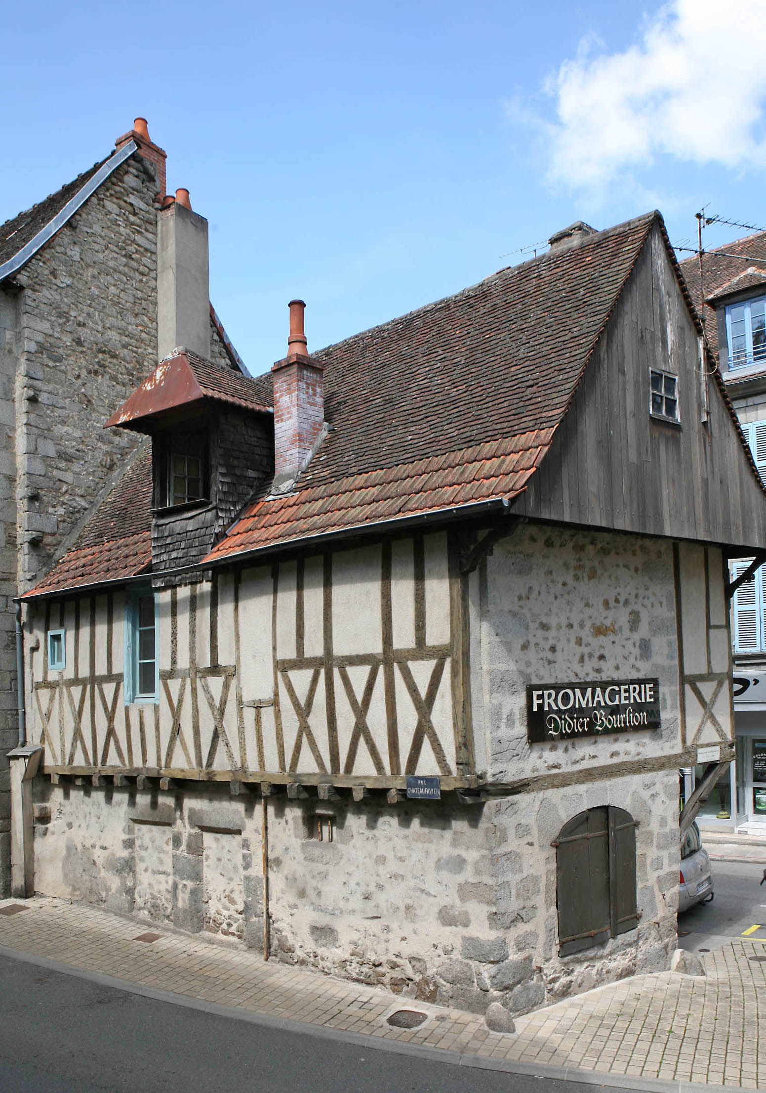 Vue générale de l'élévation sud, sur la rue Chateaufavier.