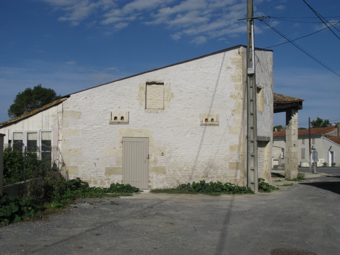 Les dépendances de l'autre côté de la rue, à l'ouest.