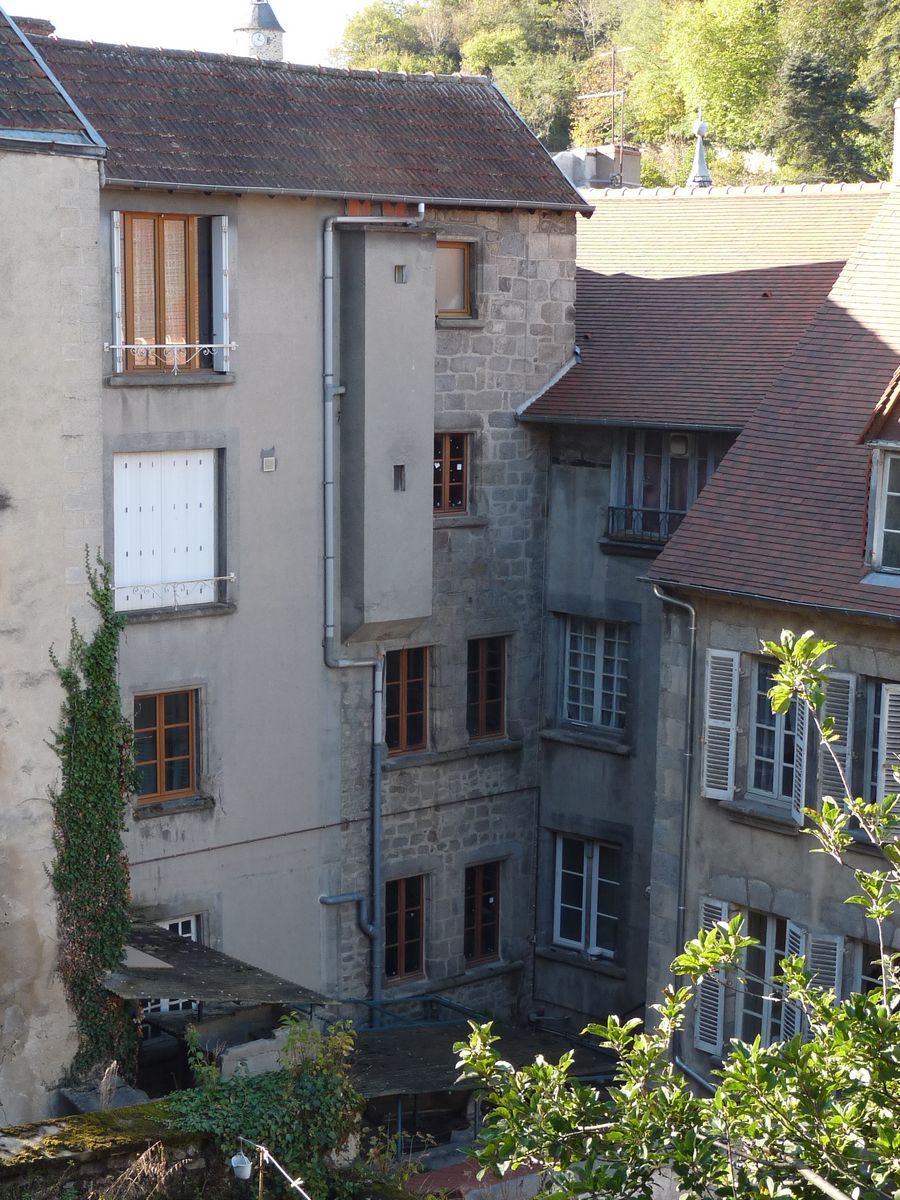 Vue générale, depuis la rue Chateaufavier, des deux corps de logis et de la tour d'escalier hors-œuvre les reliant.