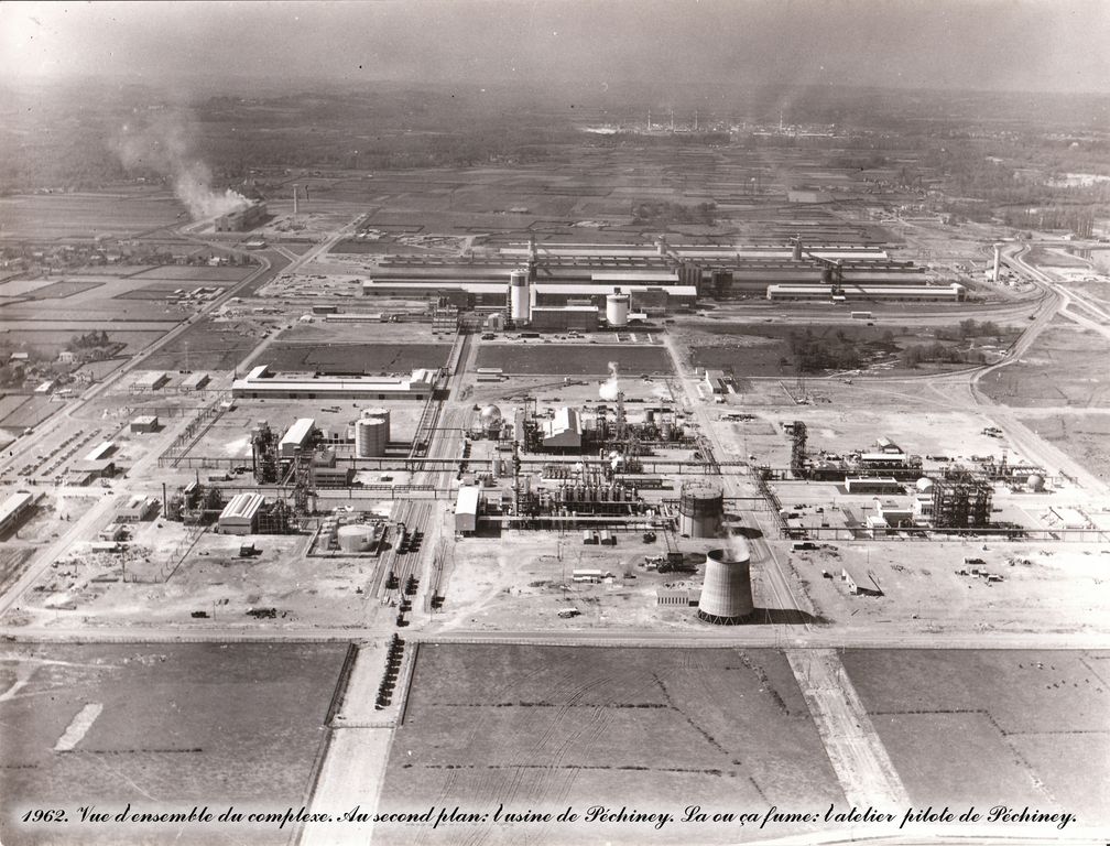 Vue aérienne de la plate-forme industrielle de Pardies avec à l'arrière plan l'usine Péchiney en 1962