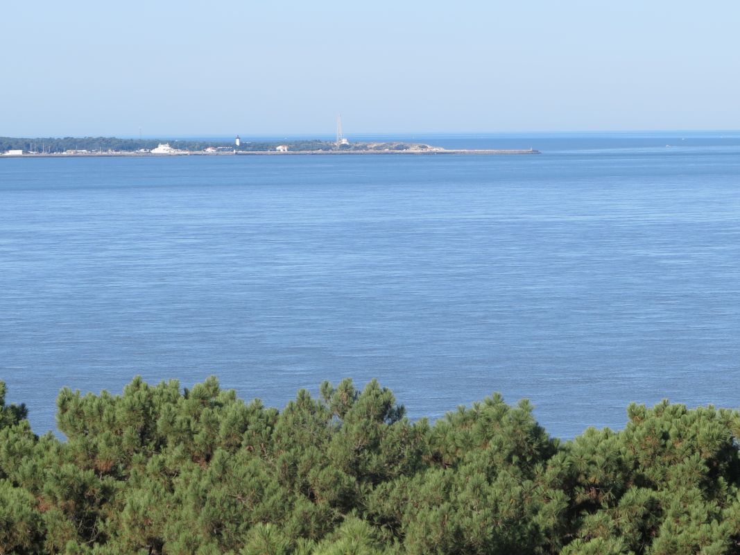 L'estuaire de la Gironde et la pointe du Verdon vus depuis la pointe de Suzac.