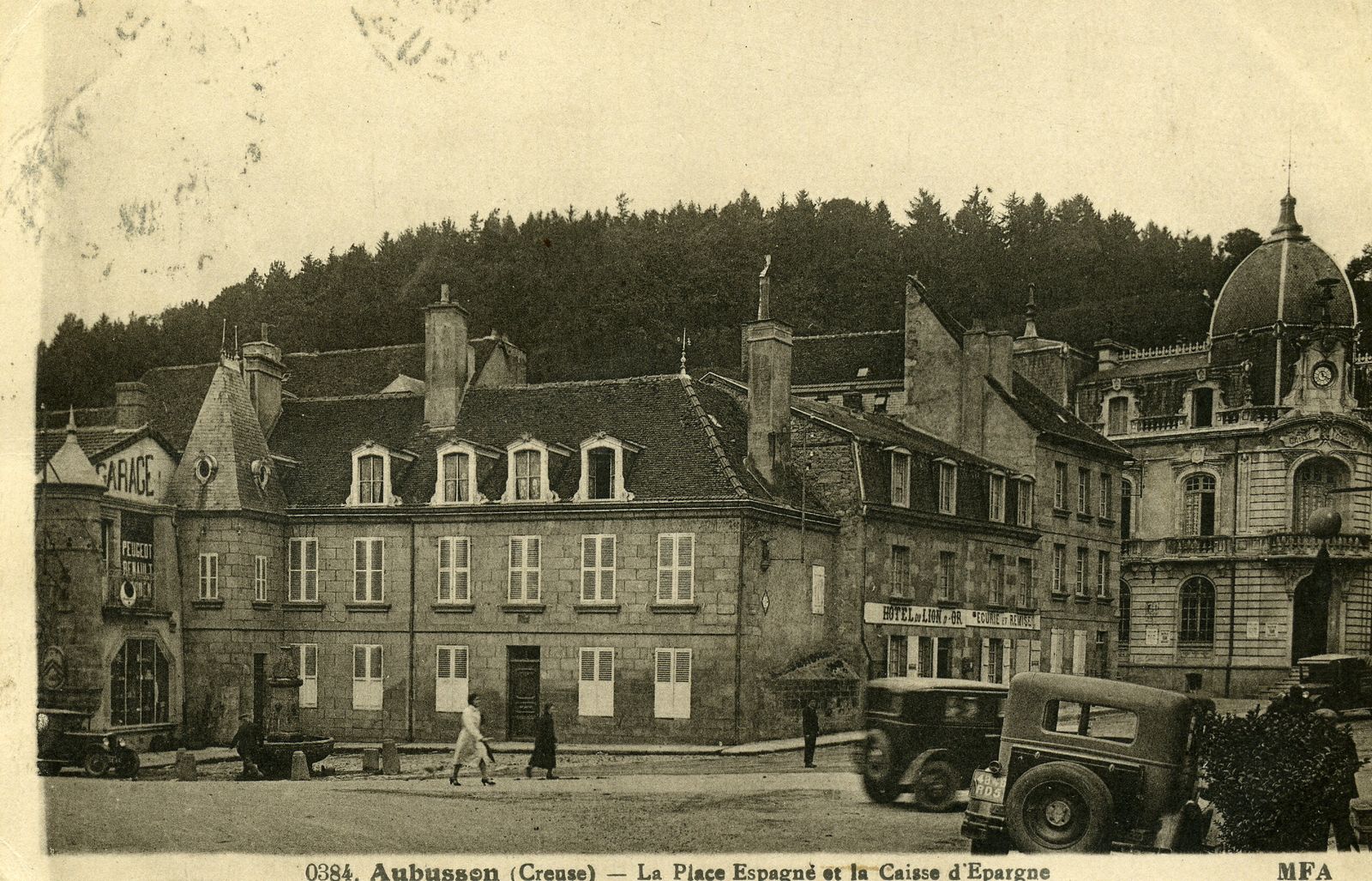 Carte postale de la Caisse d'épargne au début du 20e siècle (AD 23). La toiture de l'édifice a été refaite car elle comportait à l'origine une crête de toit en métal et des épis de faîtage