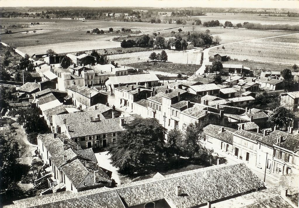 Carte postale (collection particulière) : vue aérienne du village de Beychevelle, Grand Rue avec au premier plan le château Dubos, 3e quart 20e siècle.