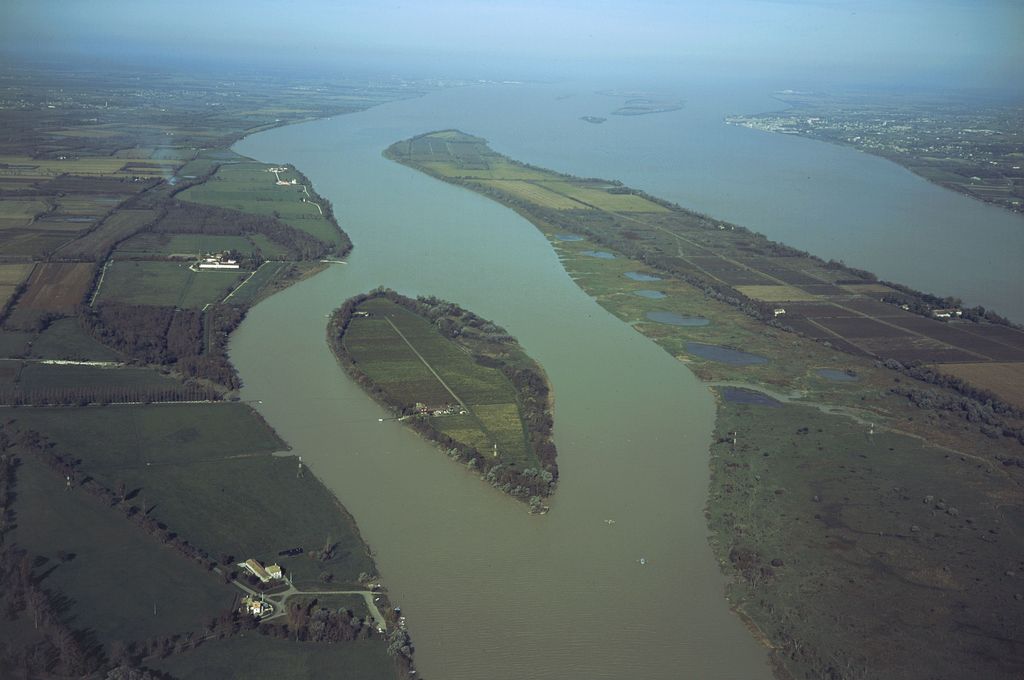 Vue aérienne de l'île (1990).