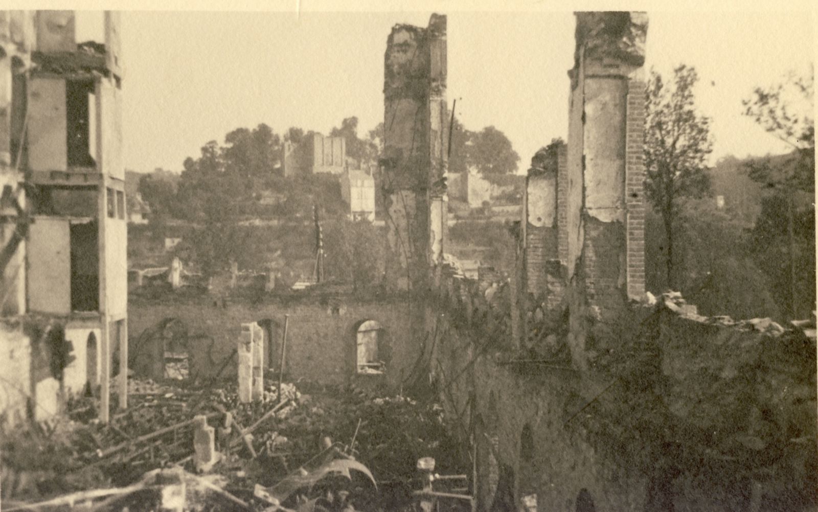 Les décombres de l'usine Sallandrouze après l'incendie de juillet 1944, en direction du Chapitre (collection particulière). 