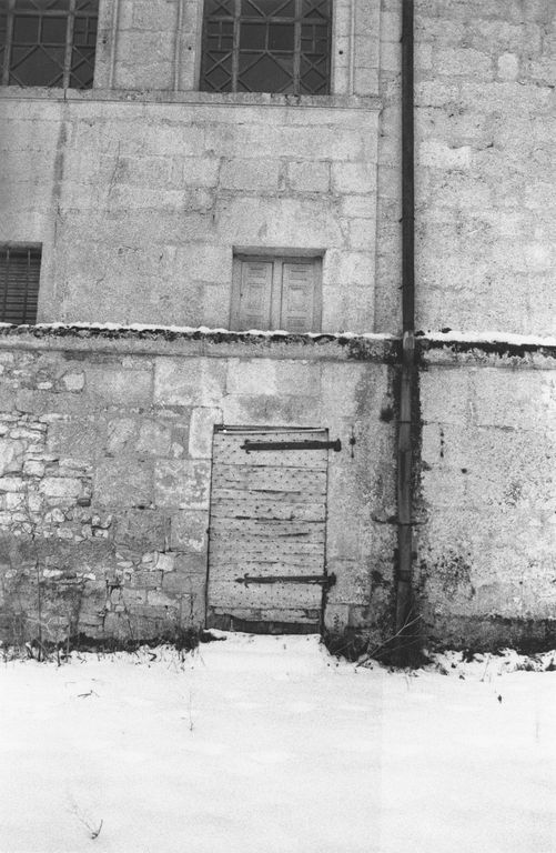 Détail de l'élévation postérieure (nord) du corps de logis principal : porte d'accès à la terrasse bordant la Vézère. Cliché CRMH.