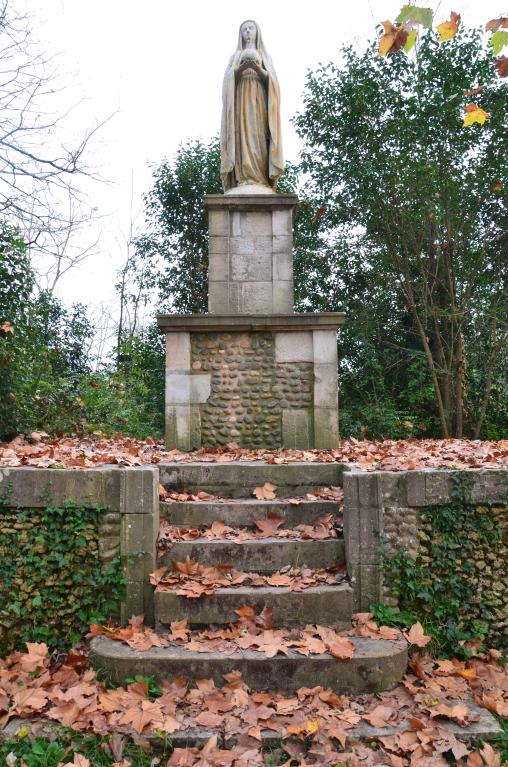 Monument à la Vierge vu depuis l'ouest, situé au sommet de la colline du Pouy.