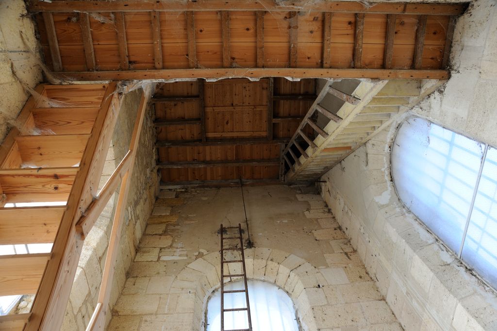 Vue intérieure du clocher depuis le niveau de la tribune.