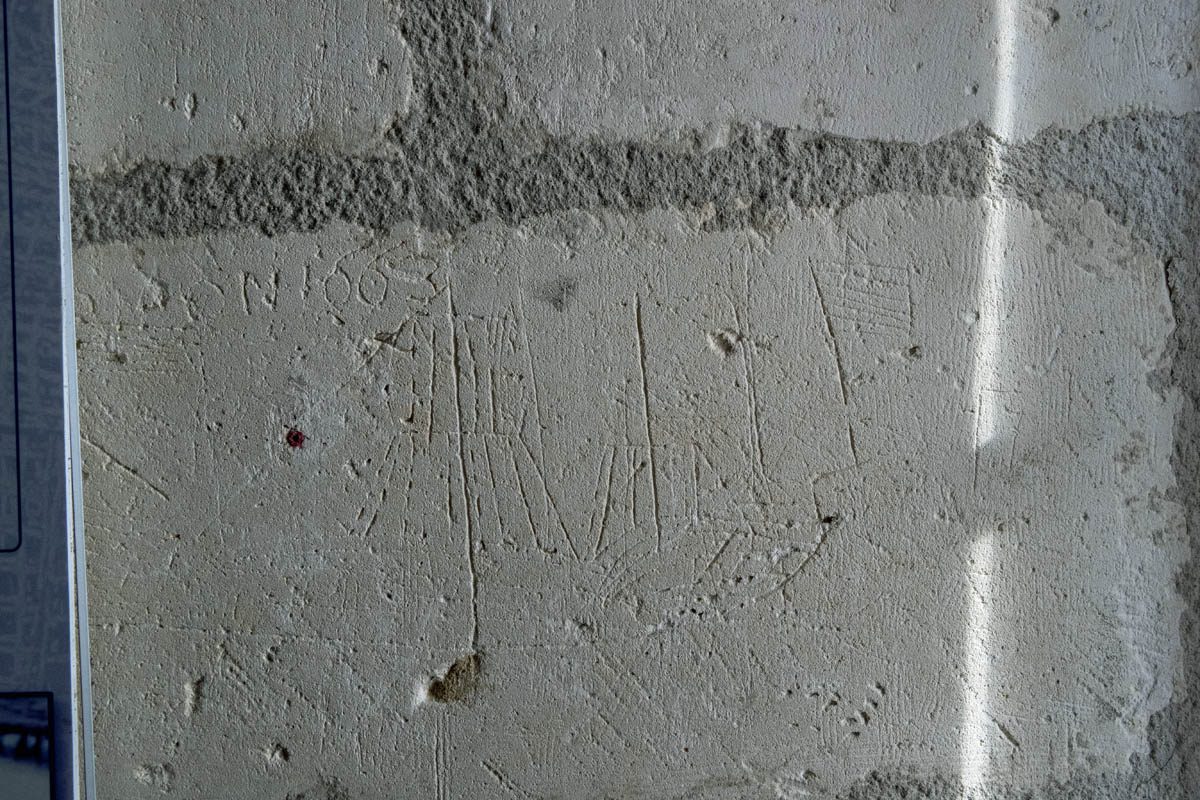 Graffiti daté de 1663 représentant un bateau sur les pierres d'une fenêtre du troisième étage. 