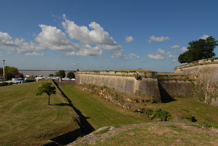 Bastion sud, dit du port, vu depuis la demi-lune de la porte dauphine.