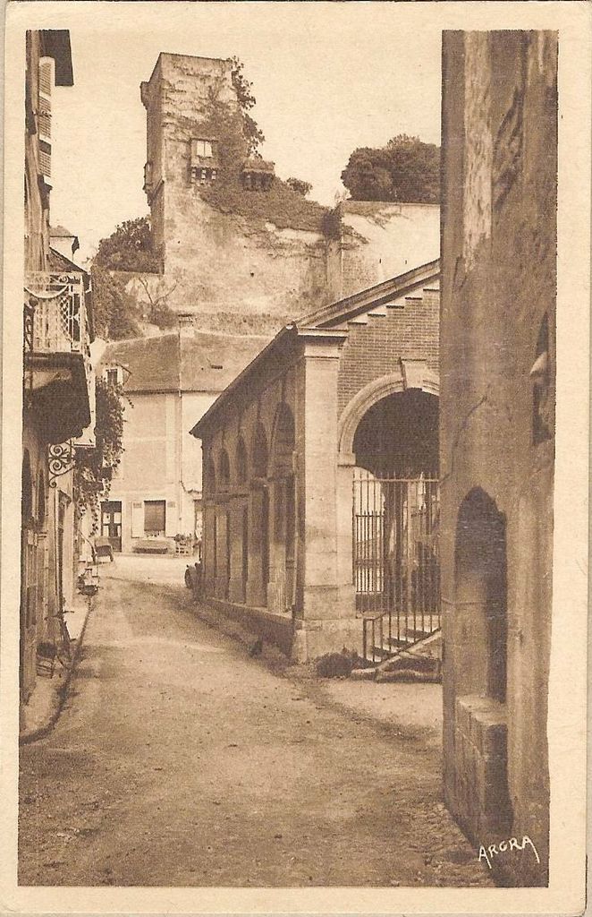 Le château depuis la place de la halle (actuelle place Joseph Joubert), carte postale milieu du 20e siècle.