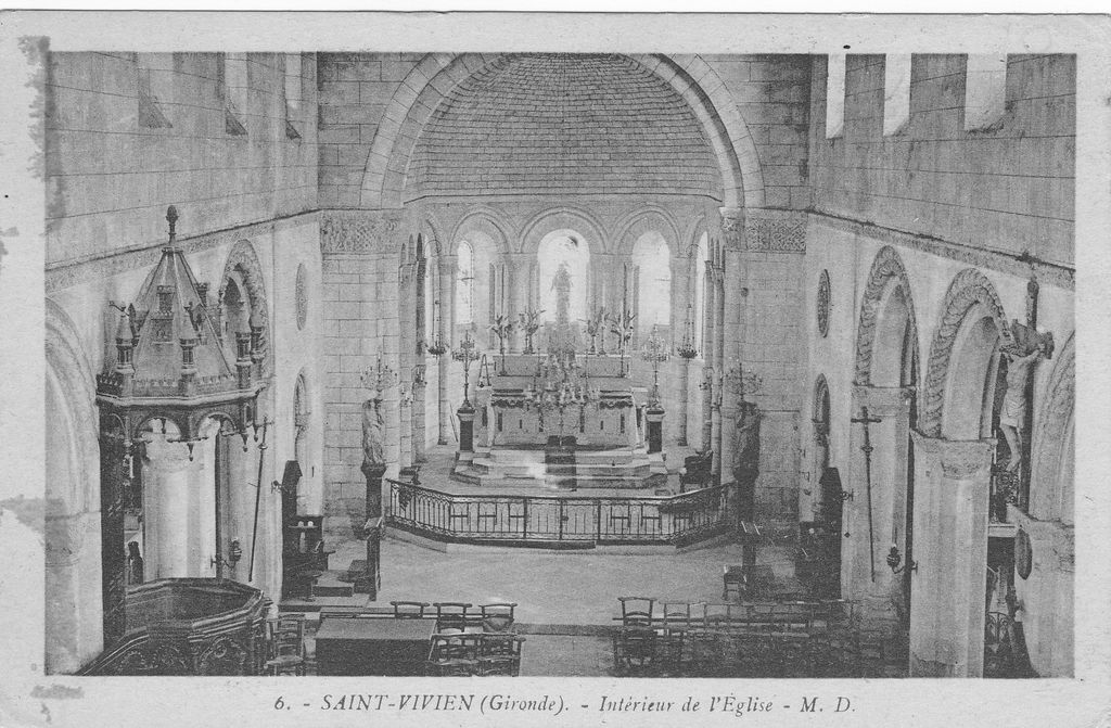 Carte postale (collection particulière) : vue intérieure de l'église, 1ère moitié 20e siècle.