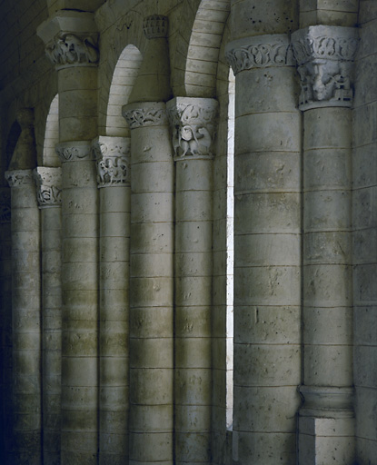 Intérieur, mur gouttereau sud, vue d'ensemble de quelques chapiteaux.