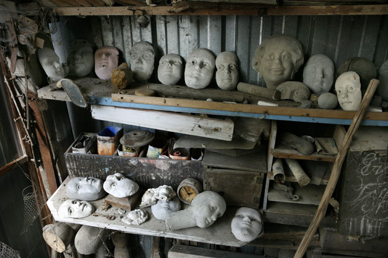 Intérieur de l'atelier de Gabriel Albert, visages ou têtes humaines disposés sur les étagères.