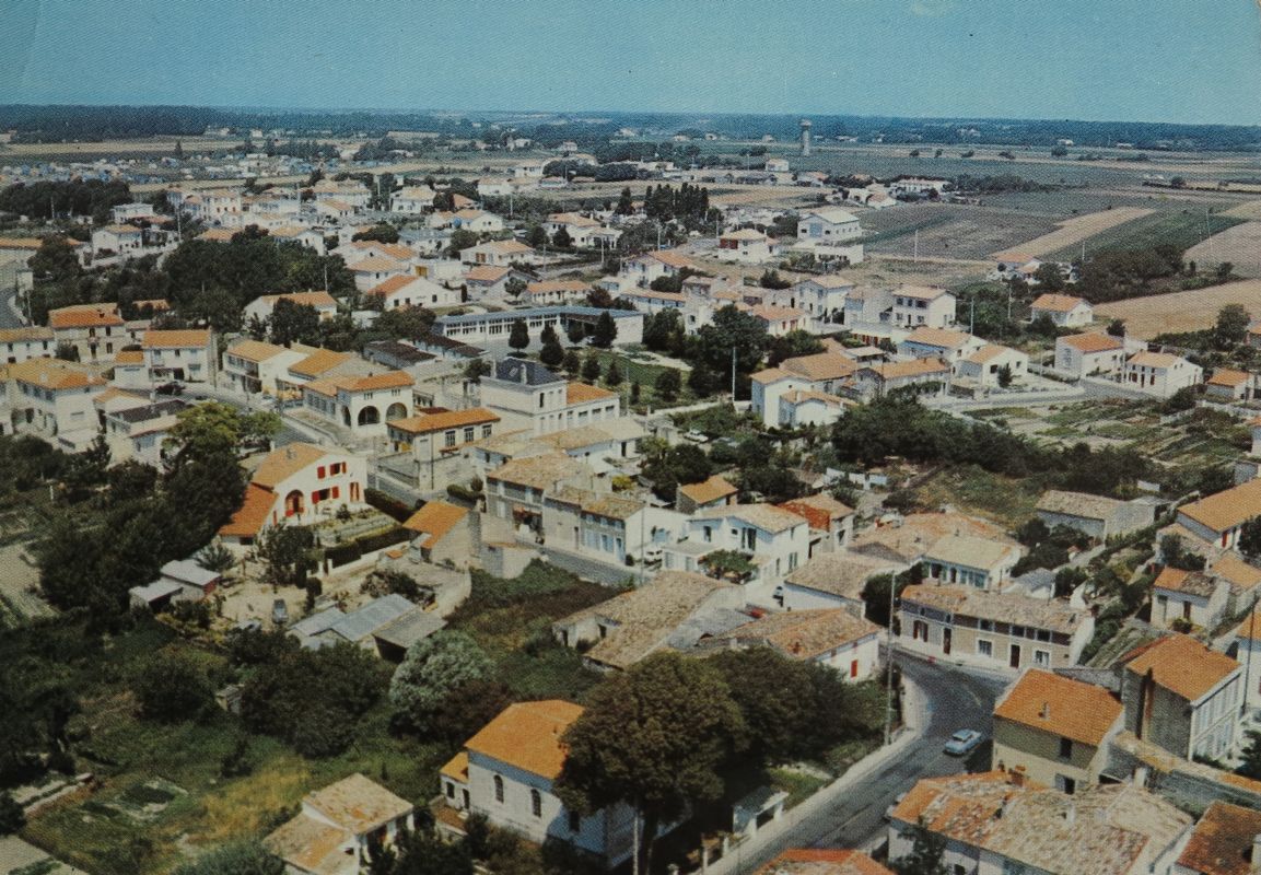 Vue aérienne du bourg depuis le sud-est vers 1970.