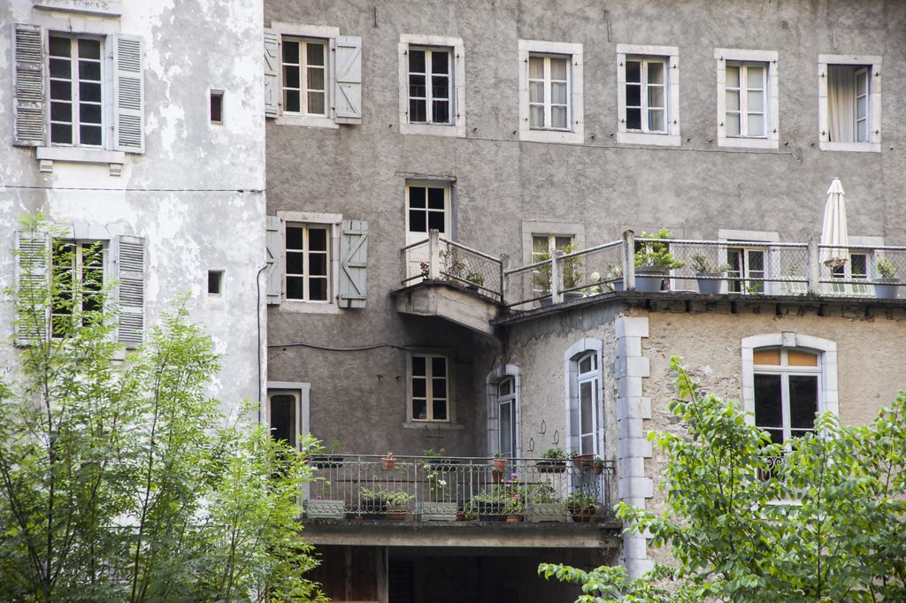 Détails de façades. A droite, l'hôtel Baudot.