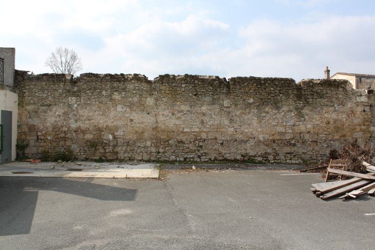 Mur, vestige d'un ancien bâtiment (?).