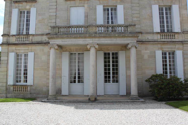 Château : façade latérale nord, détail du portique.