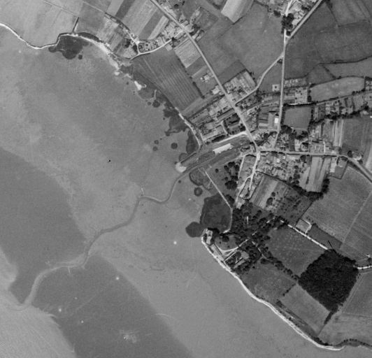 Photo aérienne du port de Saint-Seurin-d'Uzet en 1949.