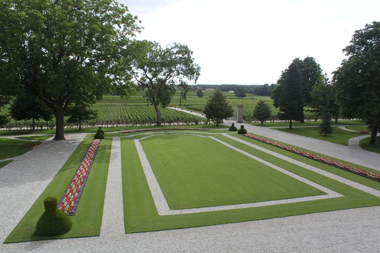 Parc : tapis vert situé à l'est du château.