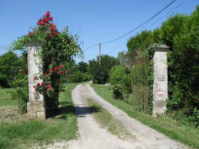 Le portail à l'est de la propriété.