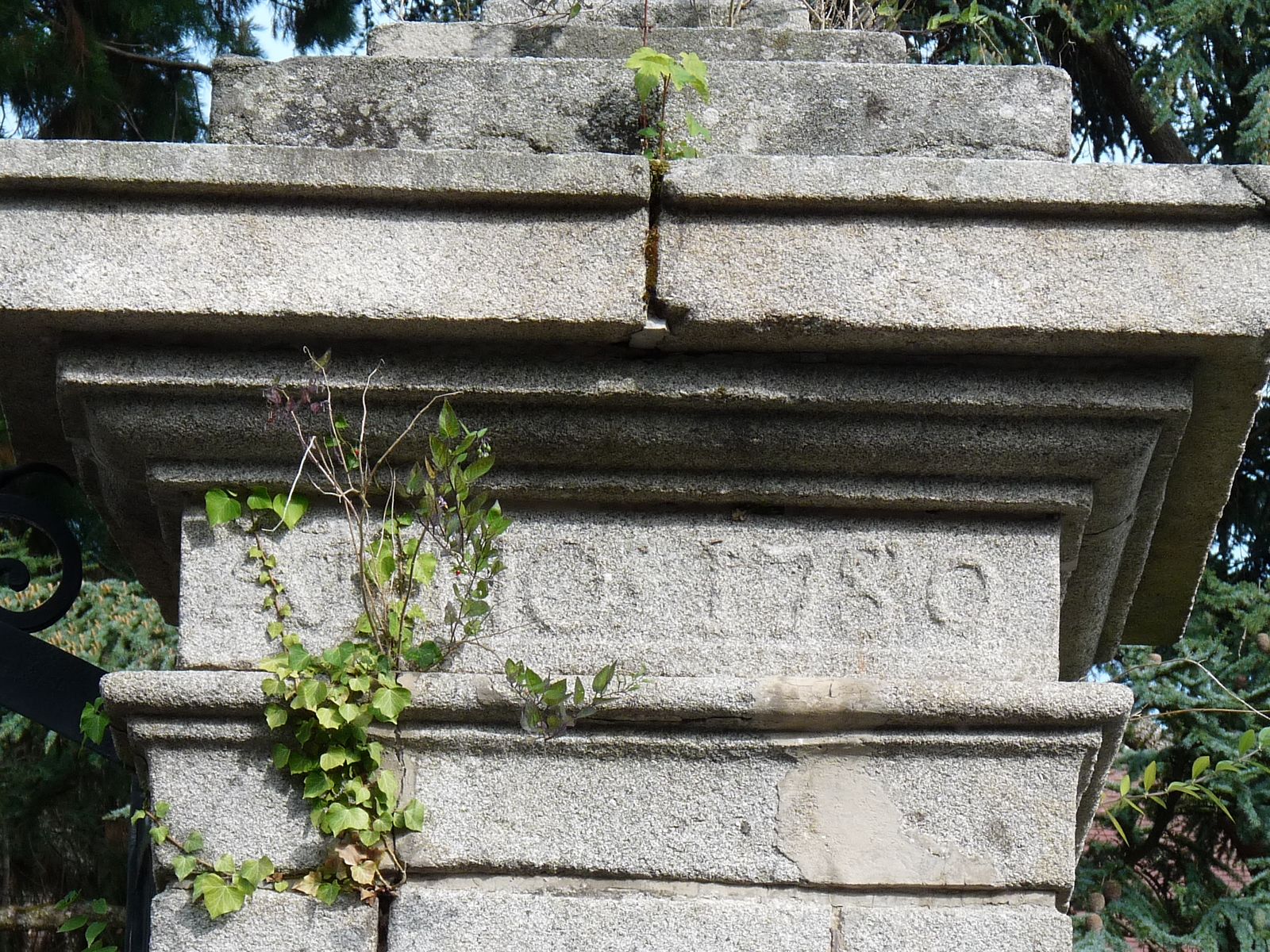 Détail de l'inscription figurant sur l'entablement de la pile droite du portail d'entrée : ANNO 1780.